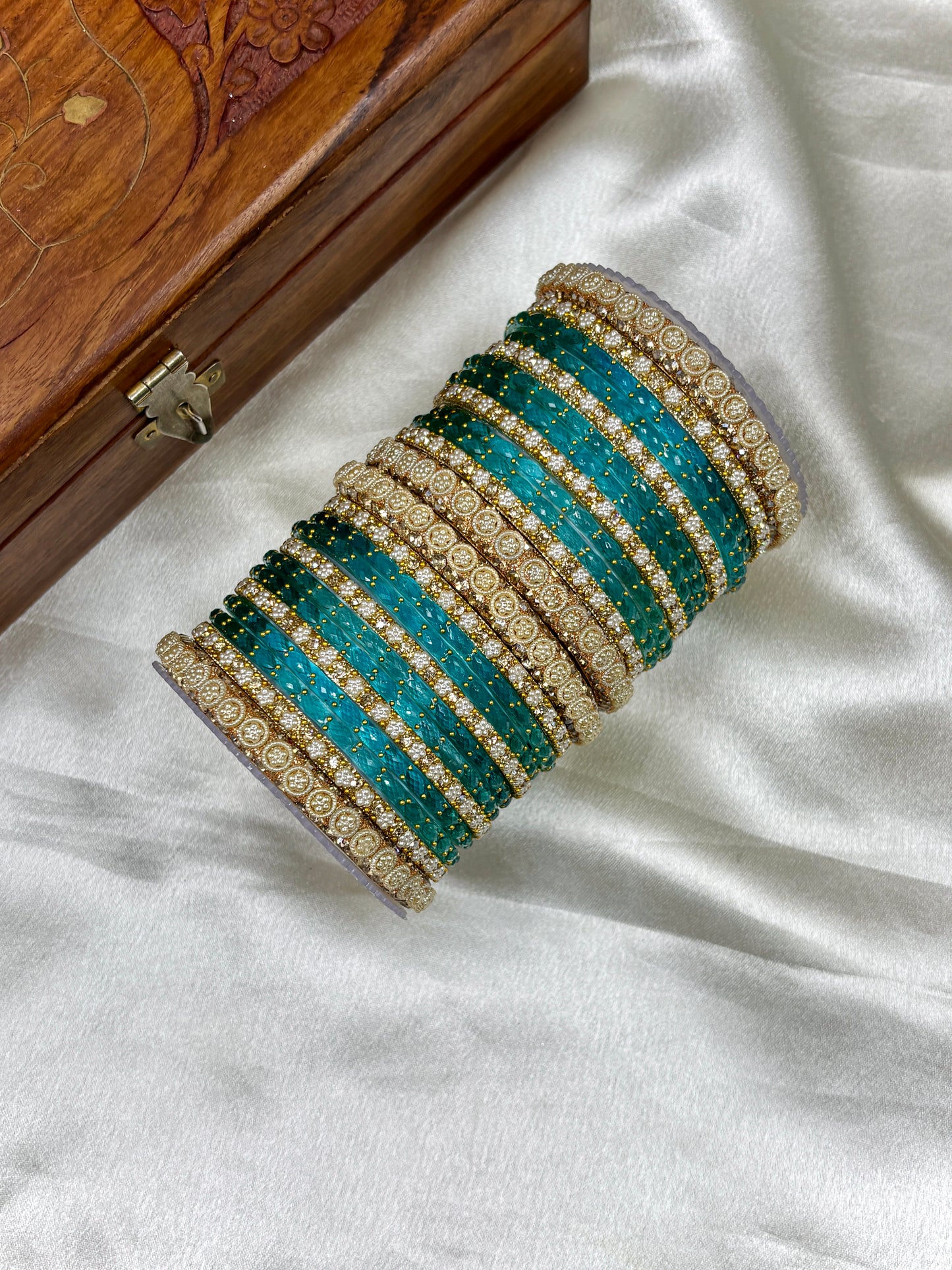 Santro Raindrop Glass Bangles Set