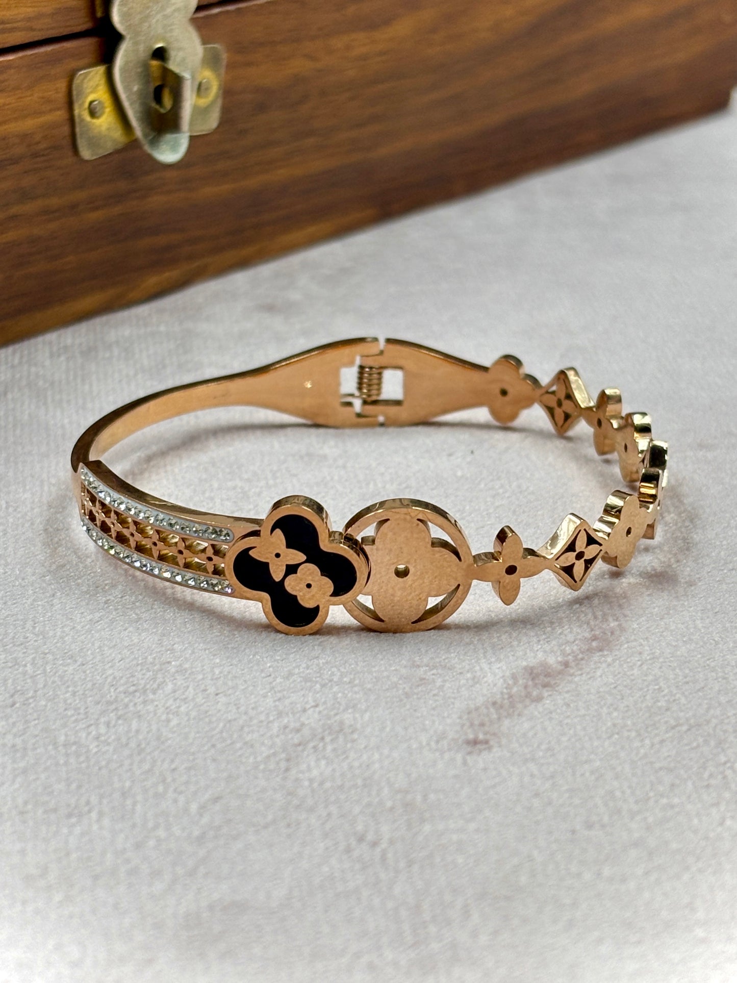 Classic Rose Gold Bracelet – Waterproof & Skin-Friendly